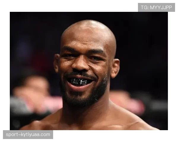 乔恩·琼斯带着一队保镖去买炸鸡，那阵仗比我参加婚礼还隆重