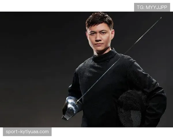 仲满比赛一本正经，休息日背的包比我房租还贵——我笑岔气了